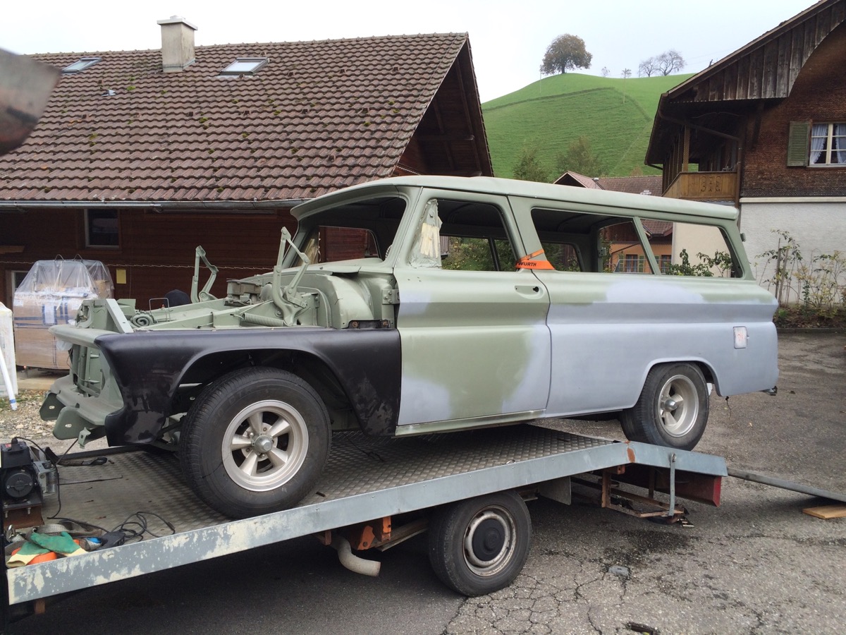 Chevrolet Suburban 1964 auf dem Weg zur Malerei